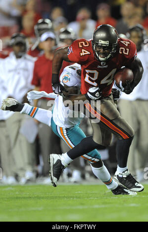 Tampa, Florida, Stati Uniti d'America. Il 27 agosto, 2009. Agosto 27, 2009; Tampa, FL, Stati Uniti d'America; Tampa Bay Buccaneers running back Carnell Williams (24) viene affrontato da Miami Dolphins safety Gibril Wilson (28) durante il primo semestre presso Raymond James Stadium. ZUMA Press/Scott A. Miller © Scott A. Miller/ZUMA filo/Alamy Live News Foto Stock