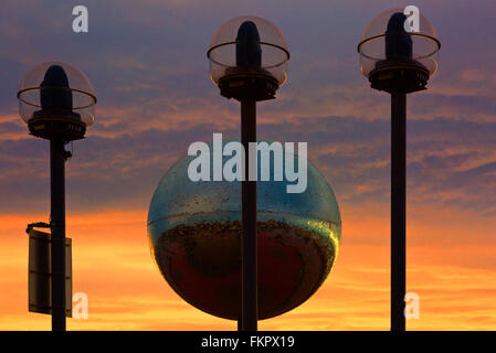 Glitter palla al tramonto sul lungomare di Blackpool Regno Unito Foto Stock