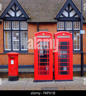 Inglese / British icone di un letterbox rosso e rosso nelle cabine del telefono (telefono box) in Stratford upon Avon Regno Unito Foto Stock