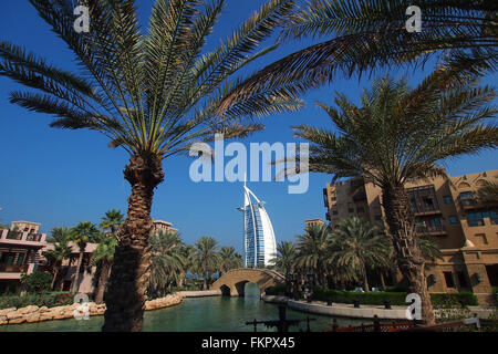 Il Burj al Arab hotel come si vede dal Souk Madinat Jumeirah a Dubai, Emirati Arabi Uniti Foto Stock