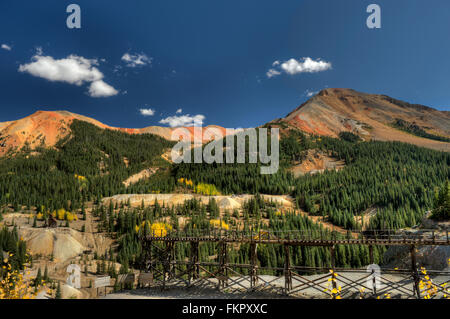 Due delle cime di montagna rossa (#2 e #3) e antiche rovine di data mining vicino al Red Mountain Pass tra Ouray e Silverton, Colorado Foto Stock