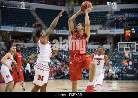 Indianapolis, IN. Stati Uniti d'America. 09Mar, 2016. Rutgers Scarlet Knights guard Vescovo Daniels #2 va per un colpo su Nebraska Cornhuskers guard Benny Parker #32 nella seconda metà durante la grande conferenza di dieci di torneo di pallacanestro del Mens tra Nebraska e Rutgers presso il banchiere la vita Fieldhouse in Indianapolis, IN.Sessione 1 presenze: 16,528.Nebraska 89, Rutgers 72.Mark Davis/Cal Sport Media/Alamy Live News Foto Stock