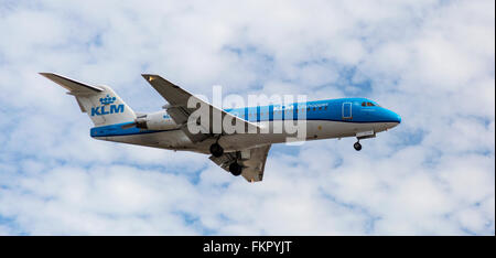KLM Città tramoggia Royal Dutch Airlines atterraggio aereo all'aeroporto di Londra Heathrow Foto Stock