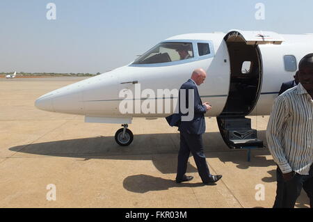 Juba, nel sud Sudan. Mar 5, 2016. Presidente della FIFA GIANNI INFANTINO visite Juba affermando che egli svilupperà il calcio in sud Sudan, come posizione di (FIFA) Presidente. Lo svizzero italiano Gianni che era accompagnato dalla ex nazionale camerunese giocatore di football Geremi Njitap detto sarà lui a mettere il soggetto di sviluppo del calcio, soprattutto le donne del sud Sudan per il suo esame, ha aggiunto il sud Sudan è un campione di FIFA. © Samir Bol/ZUMA filo/ZUMAPRESS.com/Alamy Live News Foto Stock