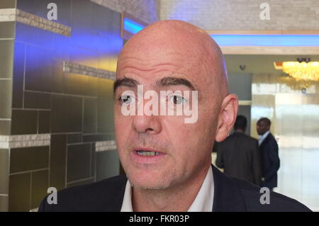 Juba, nel sud Sudan. Mar 5, 2016. Presidente della FIFA GIANNI INFANTINO visite Juba affermando che egli svilupperà il calcio in sud Sudan, come posizione di (FIFA) Presidente. Lo svizzero italiano Gianni che era accompagnato dalla ex nazionale camerunese giocatore di football Geremi Njitap detto sarà lui a mettere il soggetto di sviluppo del calcio, soprattutto le donne del sud Sudan per il suo esame, ha aggiunto il sud Sudan è un campione di FIFA. © Samir Bol/ZUMA filo/ZUMAPRESS.com/Alamy Live News Foto Stock