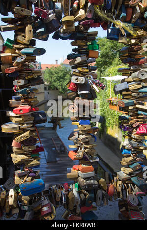 Lucchetti, bloccata per ringhiere su un piccolo ponte sulla Velkoprevorske Namesti a Kampa, sono un moderno symols di duraturo amore (Praga) Foto Stock