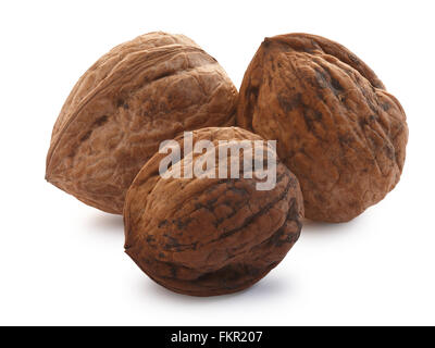 Tre intere sgusciate Noci (semi commestibili di albero della Juglans regia). I tracciati di ritaglio per entrambi il dado e shadow, infinita profondità di fi Foto Stock