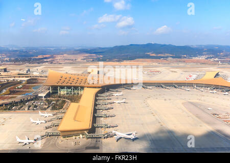 Kunming, Cina - 13 Gennaio 2016: Aeroporto di Kunming come si vede dall'aeroplano Foto Stock