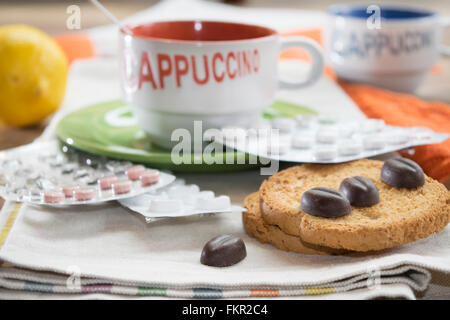 Cappuccino fette biscottate al cioccolato e pillole di blister a colazione Foto Stock