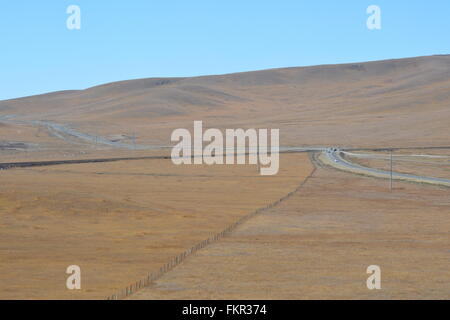 Eternità e paesaggio arido della Trans Siberian incrocio ferroviario Mongolia - vista dalla finestra del treno come l'autostrada scompare. Foto Stock