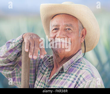 Vecchio contadino ispanica sorridente nel campo Foto Stock