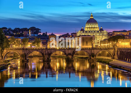 La Basilica di San Pietro durante il tramonto, Roma, Italia Foto Stock