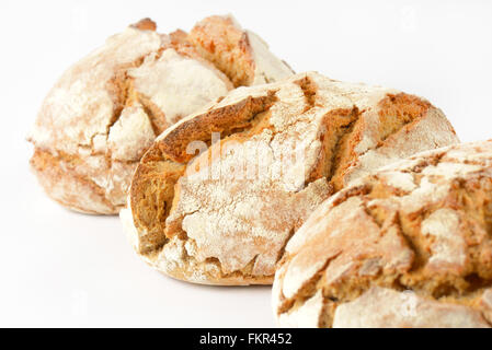 Dettaglio di tre appena sfornato pagnotte di pane su sfondo bianco Foto Stock