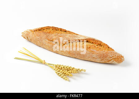 Appena sfornato baguette francese e il mazzetto di spighe mature su sfondo bianco Foto Stock