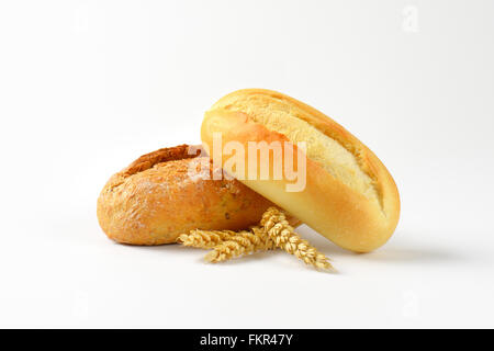 Due pane appena sfornato rotoli su sfondo bianco Foto Stock