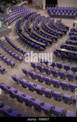Angolo di alta vista di sedie vuote nel Parlamento tedesco hall Foto Stock