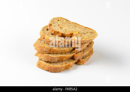 Pila di fette di pane su sfondo bianco Foto Stock