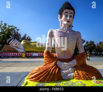 Brea, California, Stati Uniti d'America. Decimo Mar, 2016. Il cambogiano tempio buddista (Wat Dharmararam) a Stockton, in California, è attivo un tempio buddista che dispone di oltre 100 colorati e più grandi di vita gioiello incrostato statue che celebrano la vita e la storia del Buddha cambogiano. Il tempio vanta un 50 piedi lungo il Buddha sdraiato. Anche la casa del cambogiano annuale nuovo anno celebrazione ogni mese di aprile. © Bruce Camere/ZUMA filo/Alamy Live News Foto Stock