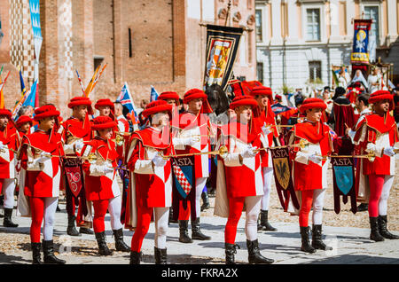 Asti, Italia - 16 Settembre 2012: la storica parata medievale del Palio di Asti in Piemonte, Italia. Il batterista e trombettieri Foto Stock