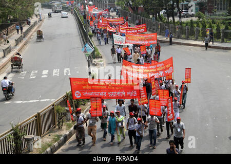 Dacca in Bangladesh. 10 marzo, 2016. Migliaia di Bangladeshis marzo dal National Press Club di tutto il mondo più grande foresta di mangrovie in segno di protesta contro i piani per la costruzione di due di carbone in centrali elettriche sul bordo del patrimonio mondiale-elencati di foresta a Dhaka, nel Bangladesh su 10 Marzo, 2016. Comitato nazionale per proteggere il petrolio, gas, risorse minerarie, potenza e porti organizzati tre lunghi giorni di marzo per far cadere il suo sostegno per la costruzione di impianti nei pressi del Sundarbans, una zona di risaie, allevamenti di gamberetti e vaste foreste di mangrovie. Credito: Rehman Asad/Alamy Live News Foto Stock