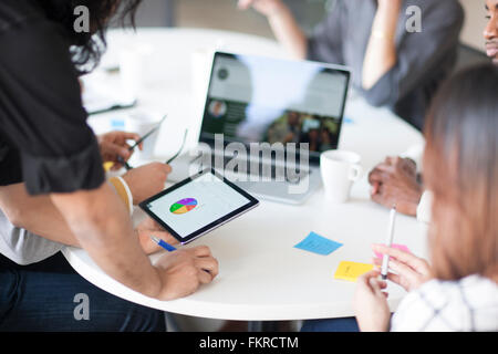 La gente di affari con tavoletta digitale in office meeting Foto Stock