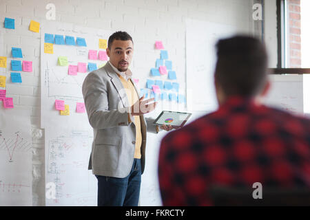 Imprenditori parlano in office meeting Foto Stock