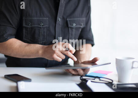 Razza mista imprenditore utilizzando digitale compressa in office Foto Stock