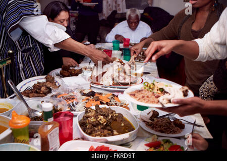 La famiglia che serve cibo a cena vacanze Foto Stock