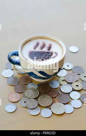 Caffè caldo e yen giapponese moneta Foto Stock