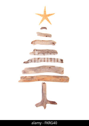 Albero di Natale fatto dal legno di deriva e una stella di mare Stella isolato su sfondo bianco. Foto Stock