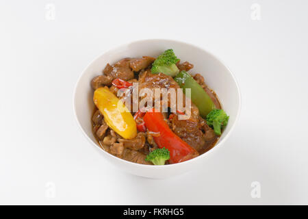 Ciotola di arrosto di carne e verdure su sfondo bianco Foto Stock