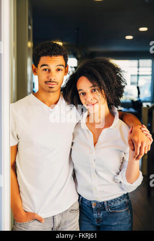 Madre e figlio abbracciando in porta Foto Stock