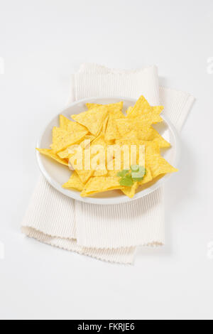 Piastra di tortilla chips sul posto bianco mat Foto Stock