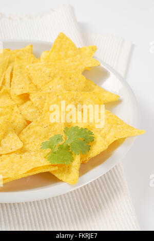 Piastra di tortilla chips sul posto bianco mat Foto Stock