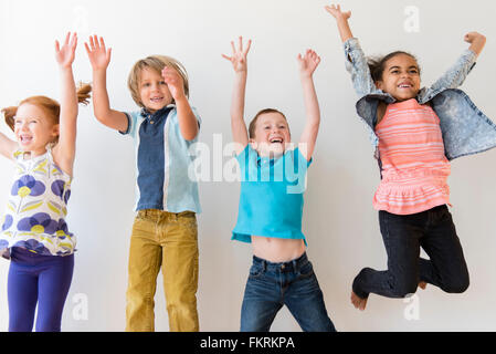 Bambini salti di gioia Foto Stock