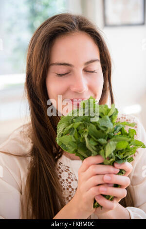 Native American donna odore di erbe aromatiche Foto Stock