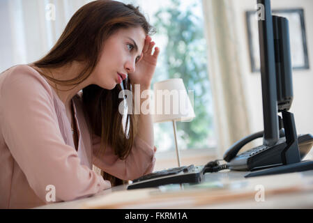 Frustrati Native American imprenditrice lavora al computer Foto Stock