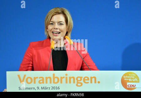 La parte superiore del candidato del CDU della Renania Palatinato per le elezioni regionali, Julia Kloeckner, parla durante una campagna CDU evento a Simmern, Germania, 09 marzo 2016. Foto: Harald Tittel/dpa Foto Stock