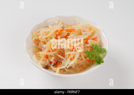 Ciotola di carota e di germogli di soia insalata su sfondo bianco