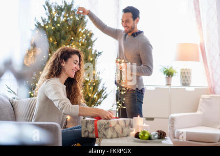 Paio di decorazione per il Natale in soggiorno Foto Stock