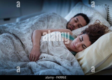 Giovane dormire nel letto Foto Stock