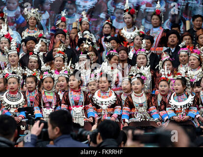 Liuzhou cinese di Guangxi Zhuang Regione autonoma. Decimo Mar, 2016. Ragazze e donne di Dong gruppo etnico cantare canzoni locali durante una parata di celebrare un festival tradizionale, che cade nel secondo giorno del secondo mese del calendario lunare cinese, in Meilin Township sotto Dong contea autonoma di Sanjiang, sud della Cina di Guangxi Zhuang Regione autonoma, 10 marzo 2016. © Huang Xiaobang/Xinhua/Alamy Live News Foto Stock