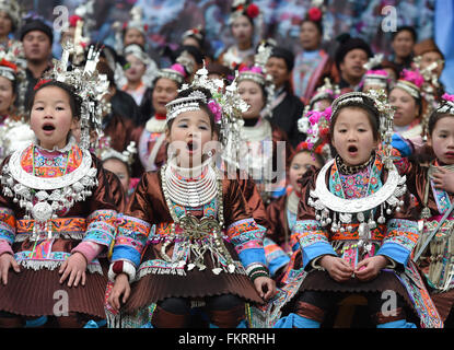 Liuzhou cinese di Guangxi Zhuang Regione autonoma. Decimo Mar, 2016. Bambine di Dong gruppo etnico cantare canzoni locali durante una parata di celebrare un festival tradizionale, che cade nel secondo giorno del secondo mese del calendario lunare cinese, in Meilin Township sotto Dong contea autonoma di Sanjiang, sud della Cina di Guangxi Zhuang Regione autonoma, 10 marzo 2016. © Huang Xiaobang/Xinhua/Alamy Live News Foto Stock