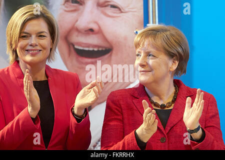 Bad Bad Neuenahr, Germania. 9 Mar, 2016. Il cancelliere tedesco Angela Merkel (CDU, r) e il CDU's top candidato per le elezioni regionali in Renania Palatinato, Julia Kloeckner, applaude durante il CDU la campagna elettorale nel rally di Bad Bad Neuenahr, Germania, 9 marzo 2016. Foto: Thomas Frey /dpa/Alamy Live News Foto Stock