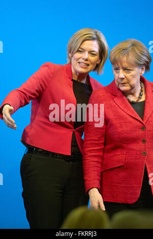 Bad Bad Neuenahr, Germania. 9 Mar, 2016. Il cancelliere tedesco Angela Merkel (CDU, r) e il CDU's top candidato per le elezioni regionali in Renania Palatinato, Julia Kloeckner, parlare con ciascun altro durante il CDU la campagna elettorale nel rally di Bad Bad Neuenahr, Germania, 9 marzo 2016. Foto: Thomas Frey /dpa/Alamy Live News Foto Stock