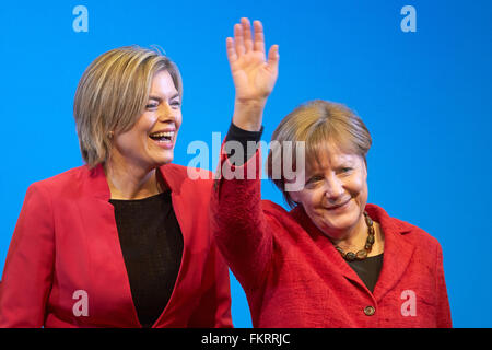 Bad Bad Neuenahr, Germania. 9 Mar, 2016. Il cancelliere tedesco Angela Merkel (CDU, r) e il CDU's top candidato per le elezioni regionali in Renania Palatinato, Julia Kloeckner, sorriso durante il CDU la campagna elettorale nel rally di Bad Bad Neuenahr, Germania, 9 marzo 2016. Foto: Thomas Frey /dpa/Alamy Live News Foto Stock