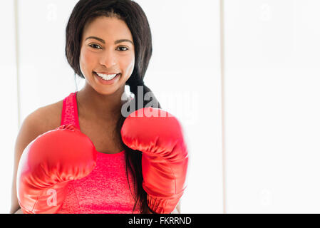 Razza mista boxer indossando guanti di inscatolamento Foto Stock