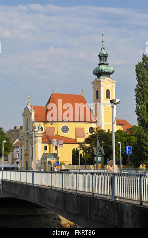 Chiesa del Carmine e il ponte sul fiume Raba a Gyor, Ungheria Foto Stock