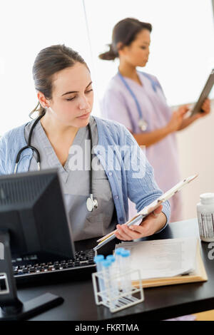 Lettura di infermiere grafico medico in ospedale Foto Stock