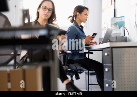 Imprenditrice utilizzando digitale compressa in office Foto Stock